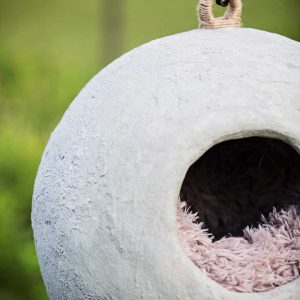 Kattenmand van beton cement kattenbol aan ketting unieke decoratie