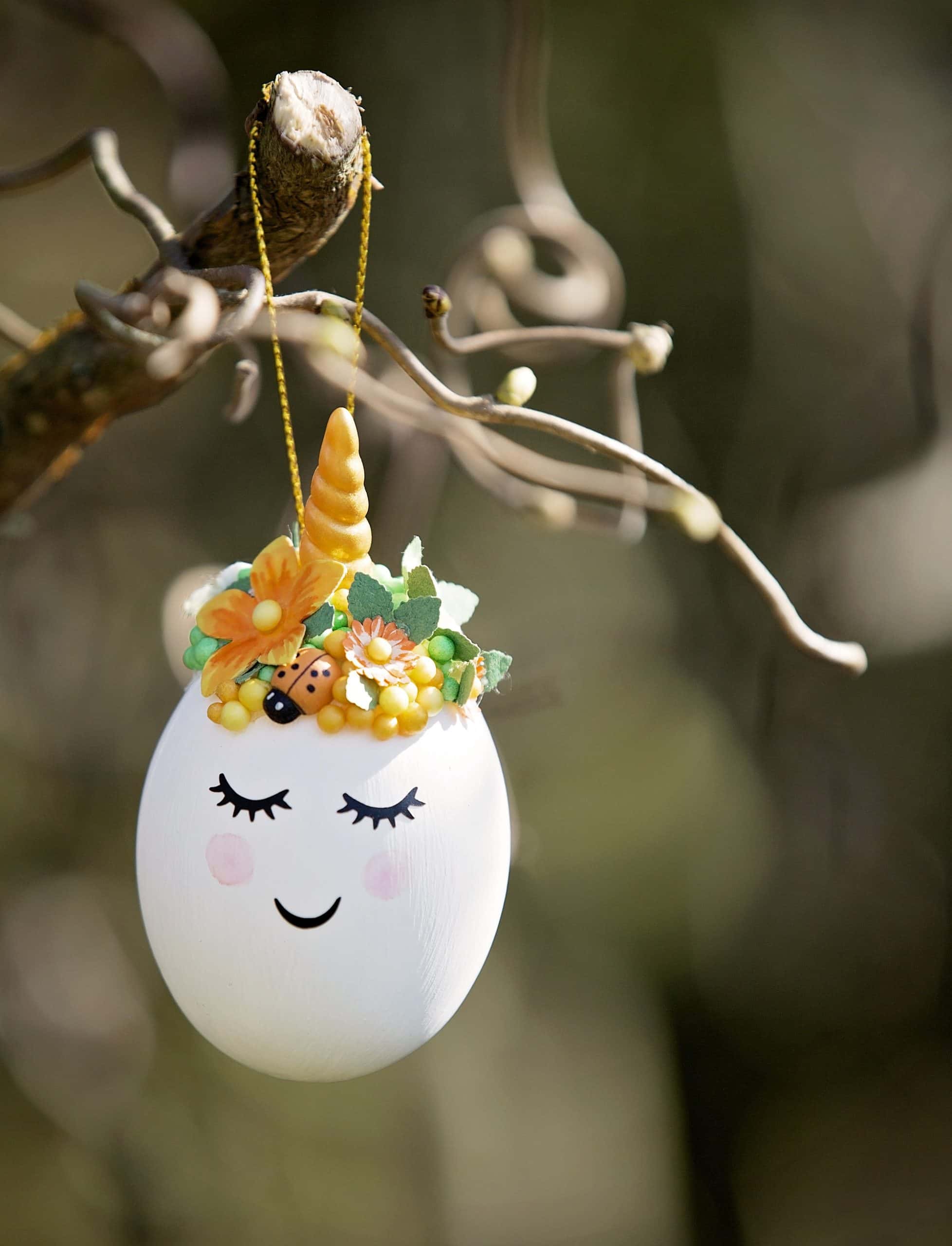 paasei unicorn eenhoorn goud geel bloemenkrans paasdecoratie