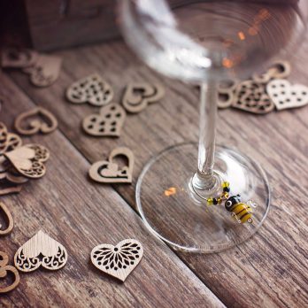 origineel cadeau uniek geschenk glazen glasmarker wijnglasmarker tuindieren bijtje